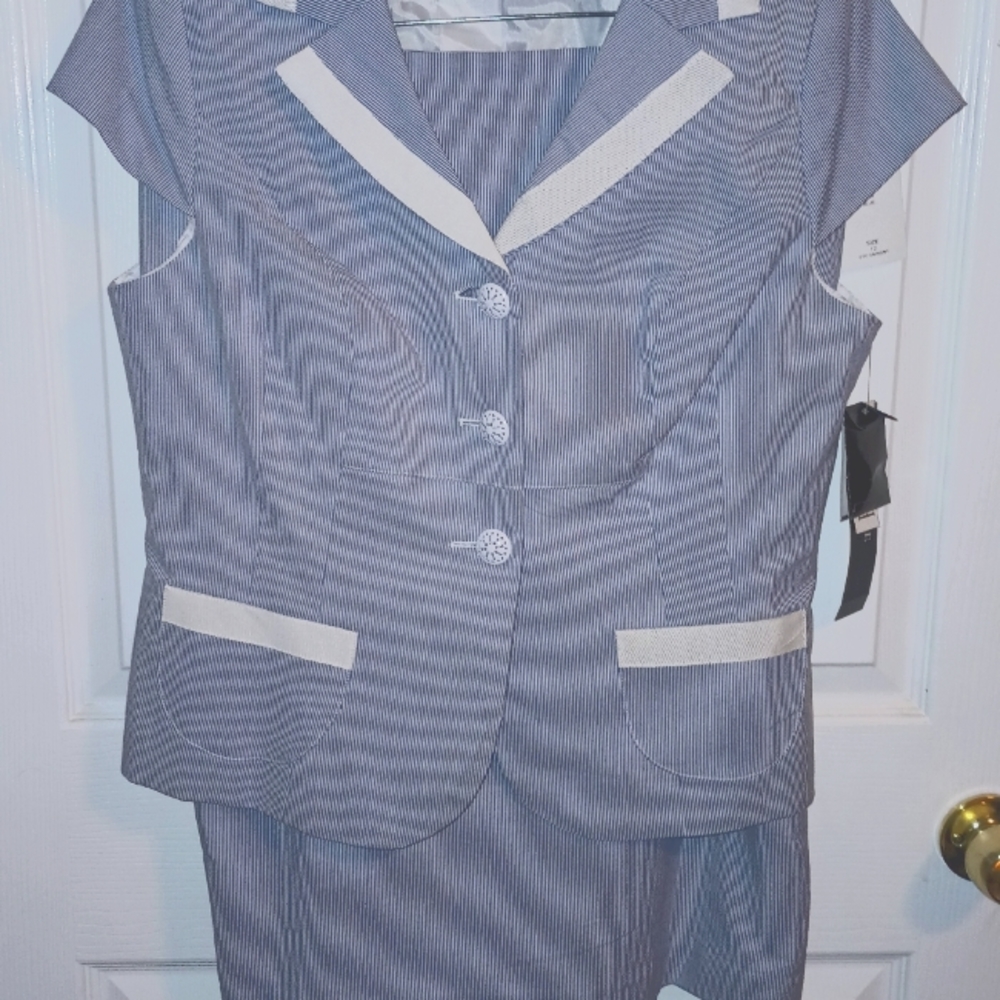 Signature by Larry Levin short sleeve suit